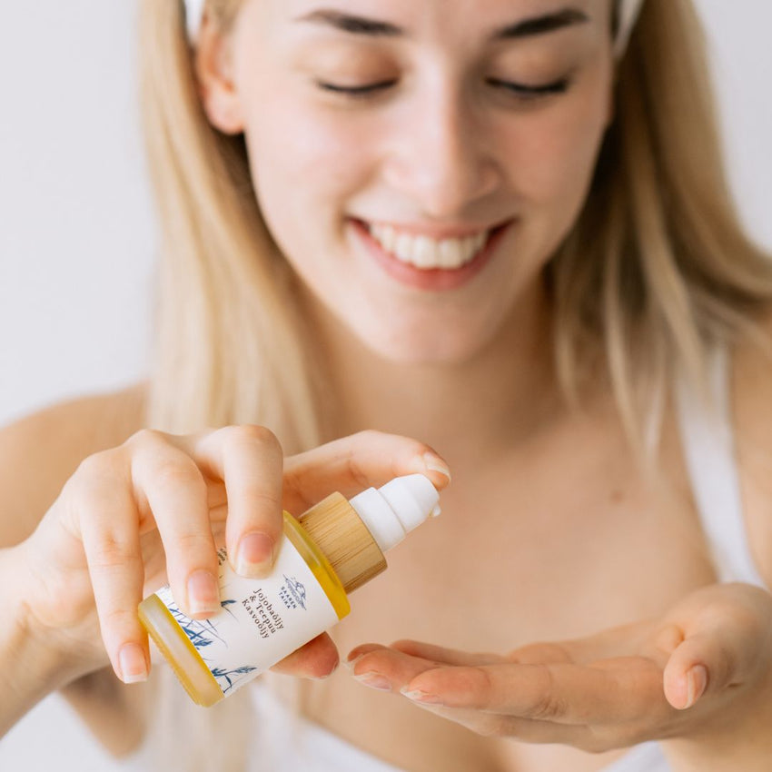Jojoba & TeaTree skyddande ansiktsolja speciellt för aknehud